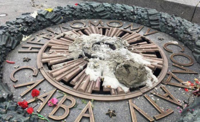 Опубликовано видео, как вандалы заливают цементом Вечный огонь в Киеве