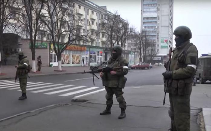Люди у військовій формі перекрили центр Луганська, помічено бронетехніку (ВІДЕО)