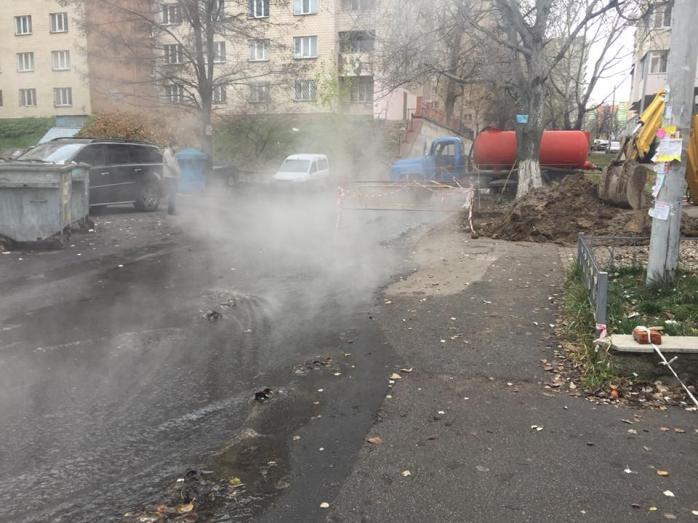 «Столичні гейзери»: через прорив труби вулиці Києва знову залило окропом (ФОТО)
