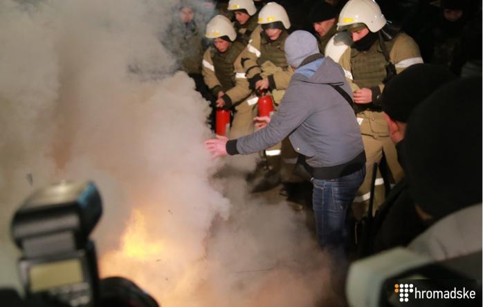Активісти запалили шини на Майдані: сталася сутичка з поліцією (ФОТО, ВІДЕО)
