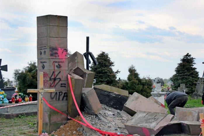 Дещица: Варшава согласилась на восстановление изувеченных украинских памятников (ФОТО)