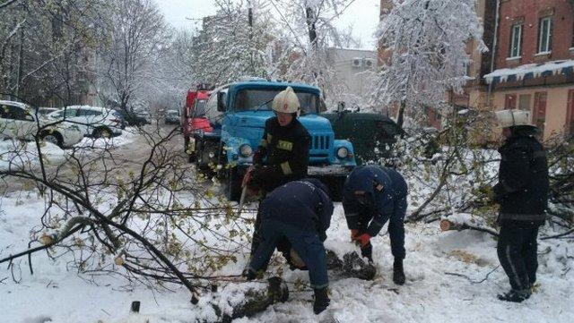 Сильний сніг та пориви вітру: 18 сіл на Донбасі знеструмлені через негоду