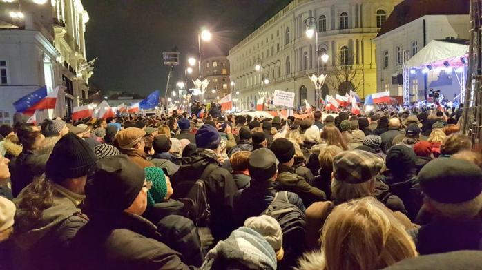 Польщу охопили масштабні протести проти судової реформи (ФОТО, ВІДЕО)