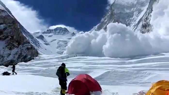 Спасатели предупреждают об опасности схода лавин в Карпатах и повышении уровня воды в реках