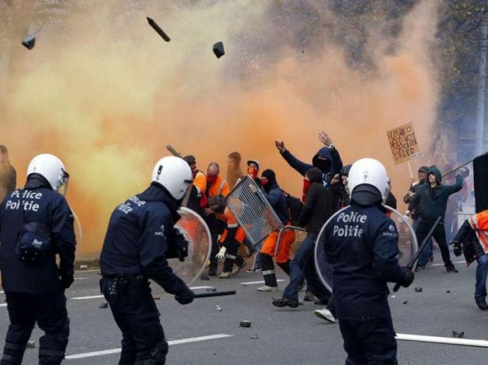 У Брюсселі мітинг проти рабства закінчився погромами бутіків, затримано близько 100 осіб (ВІДЕО)