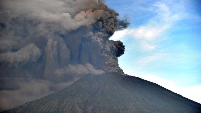 В аэропорту Бали заблокированы около 60 тысяч туристов из-за извержения вулкана (ФОТО)