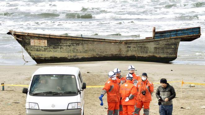 На японский пляж вынесло "корабль-призрак", Reuters