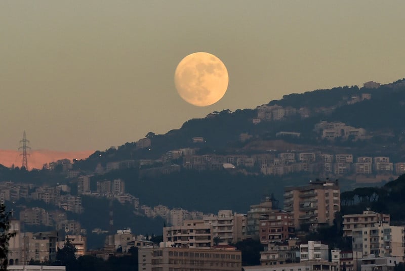 Фото: суперлуние в Бейруте / Источник: Twitter EPA