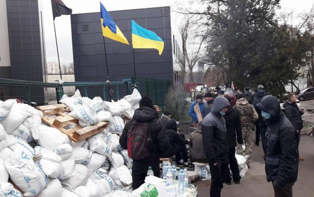 Активисты заблокировали вход в здание телеканала NewsOne. Фото: Украинская правда
