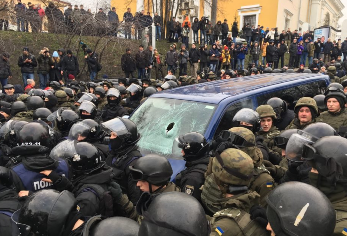 Прихильники Саакашвілі випустили його з поліцейського авто, виламавши двері (ФОТО, ВІДЕО)
