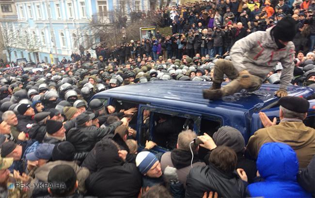 Протестующие освобождают Саакашвили. Фото: rbc.ua