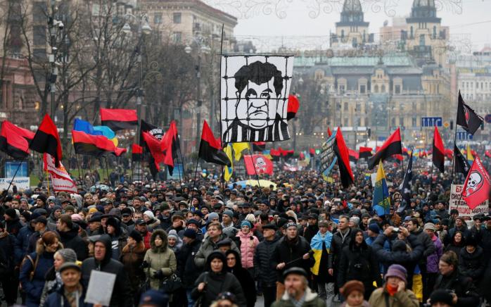 Участие в мирных акциях в Киеве приняли тысячи людей. Фото: Reuters