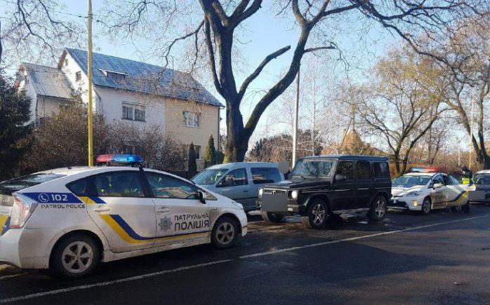 Полицейские задержали похитителей человека в Ужгороде. Фото: патрульная полиция Украины