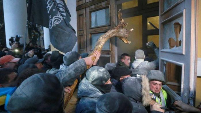 Столкновения под Октябрьским дворцом. Фото: Нацполиция