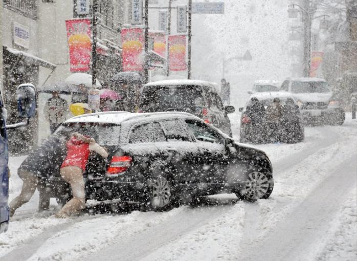 Затори у Києві через снігопад. Фото: u74.ru