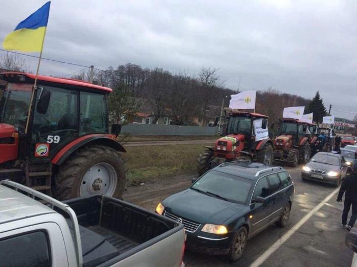 Аграрии перекрыли трассу. Фото: "Українські новини"