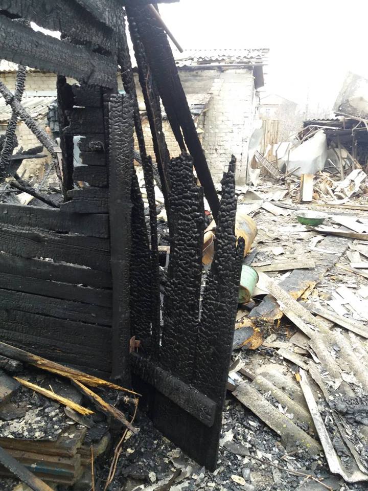 Фото: последствия обстрела поселка Новолуганское, штаб АТО
