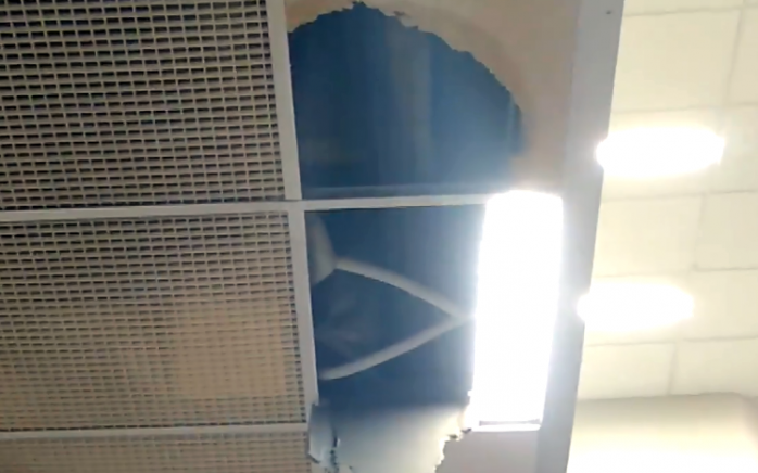 На потолке образовалась дыра. Фото: скриншот с видео