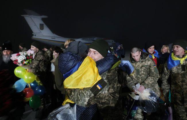 Освобожденные украинцы. Фото: пресс-служба президента Украины