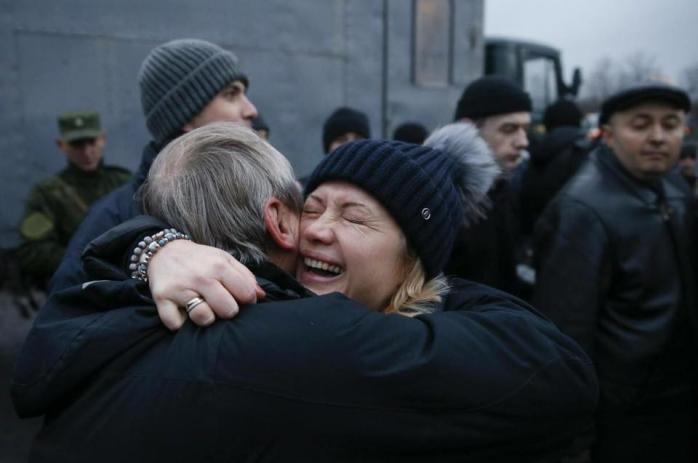 Ирина Геращенко и освобожденные заложники. Фото: Facebook / Ирина Геращенко