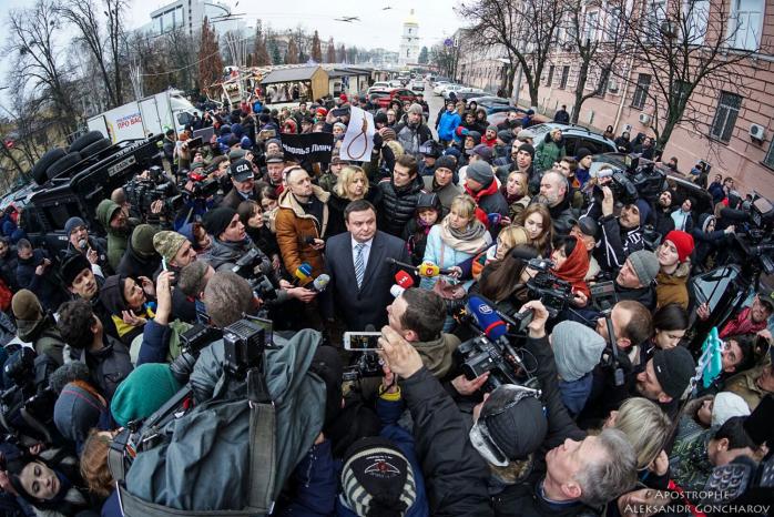 Дмитро Ценов спілкується з мітингувальниками. Фото: "Апостроф"