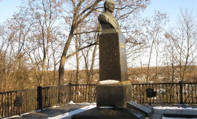 Памятник Коцюбинскому. Фото: siver.com.ua