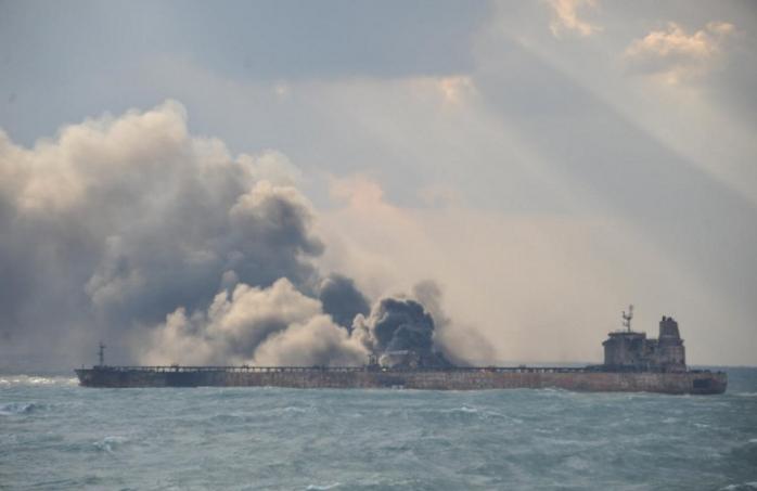 Взрыв на нефтяном танкере около берегов Китая. Фото: Reuters