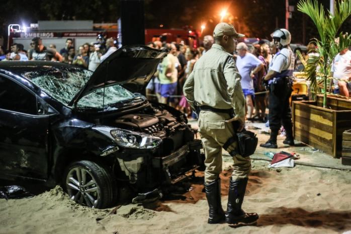 На місці аварії автомобіля в Ріо-де-Жанейро. Фото: Twitter / JornalOGlobo