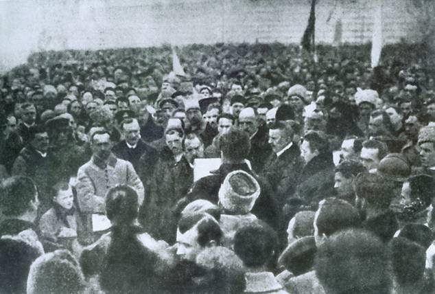 Торжественное провозглашение Акта воссоединения УНР и ЗУНР на Софийской площади в Киеве. Фото: Wikipedia