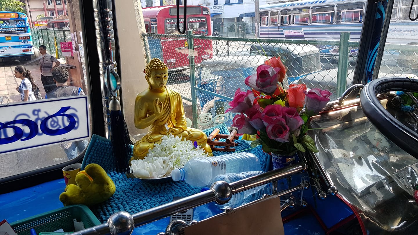 Алтарь Будды в автобусе. Шри-Ланка: путевые заметки