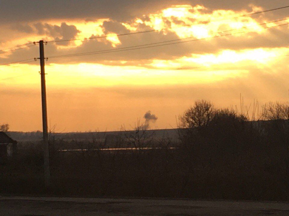 Околиця села Борщівка. Дим від вибуху на складі боєприпасів. Фото: «Ракурс»