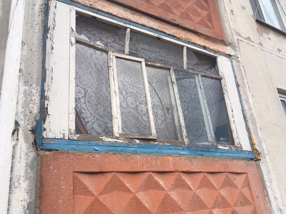 Поврежденные окна в с. Борщевка. Фото: «Ракурс»