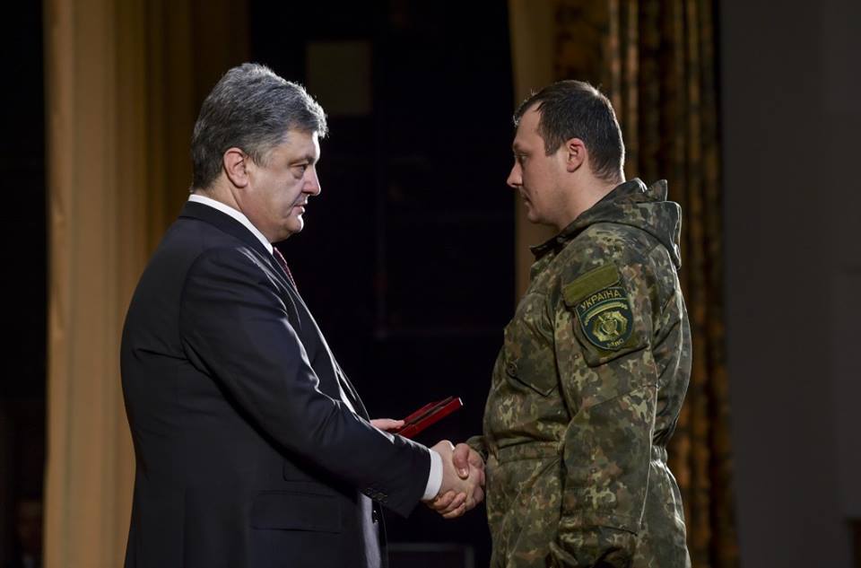 Віталій Челпанов отримує нагороду від президента Порошенка
