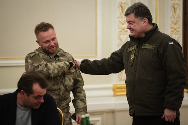 Петро Порошенко нагороджує Сергія Коротких