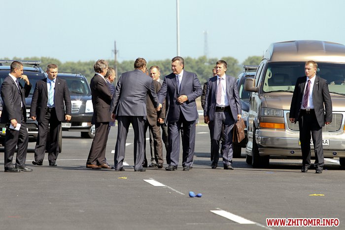 Виктор Янукович открывает транспортную развязку на 128 км автодороги Киев-Чоп под Житомиром, август 2011 года