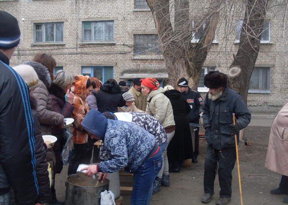 Черга за безкоштовною їжею в Луганську, березень 2015 року