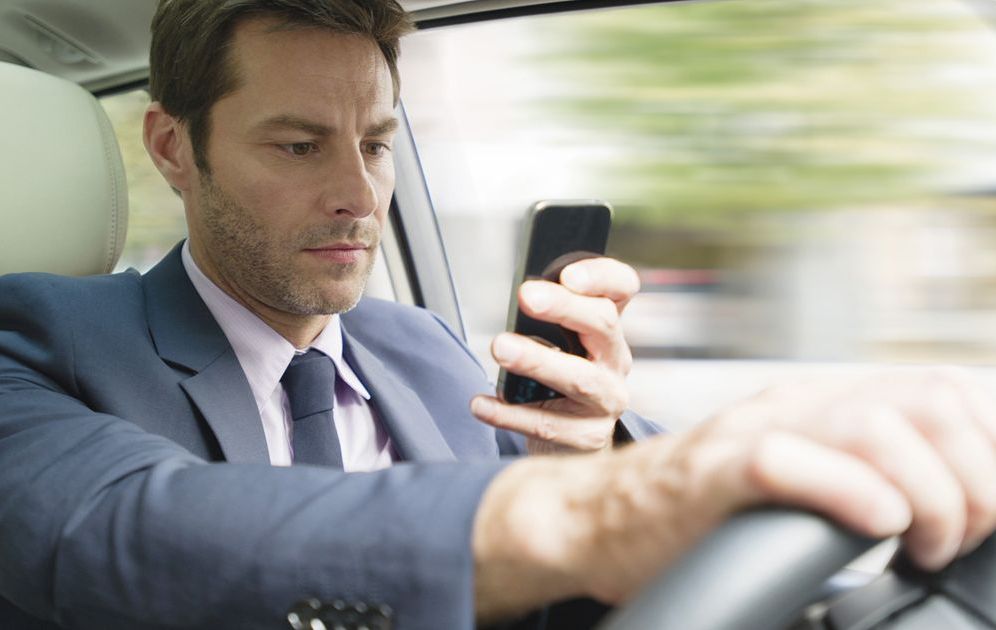 Использование мобильного телефона за рулем вдвое уменьшает объем воспринимаемой информации