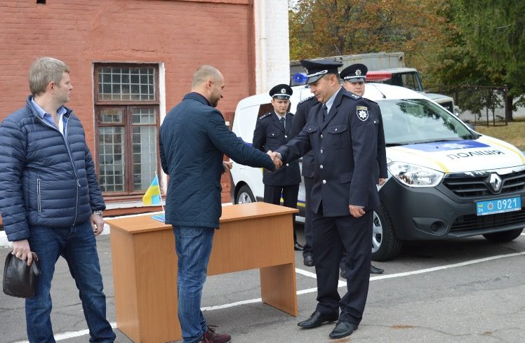 Поляков, указавший в декларации лишь депутатскую зарплату, подарил полиции Умани два автомобиля Renault. Фото: facebook.com/polyakovma 