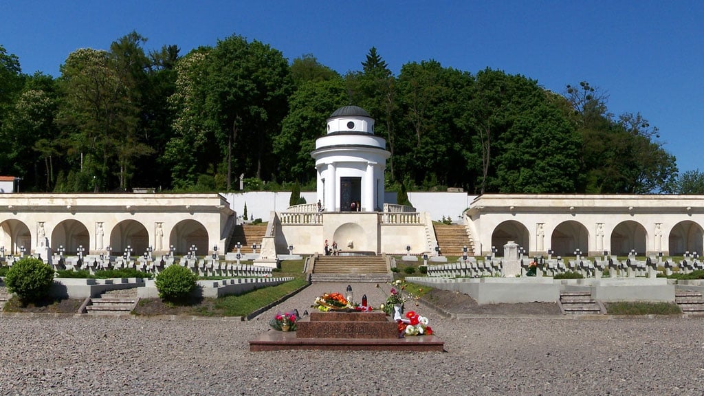 На одній зі сторінок польського паспорта планують зобразити меморіал на цвинтарі Львова