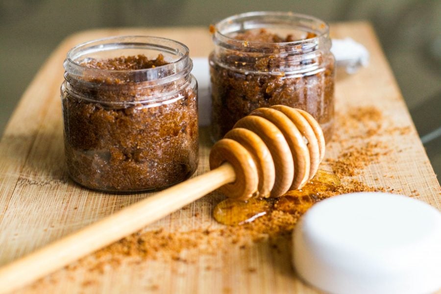 Сахар и мед — отличный скраб для губ