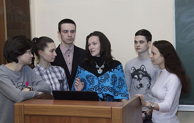 Наталья Литвинова и студенты НМУ им. Богомольца. Фото: nmu.ua