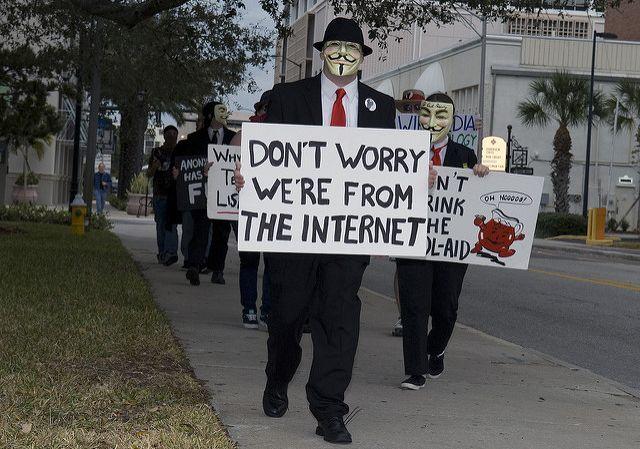 «Не волнуйтесь, мы из интернета». Фото: Anonymous9000 / flickr.com
