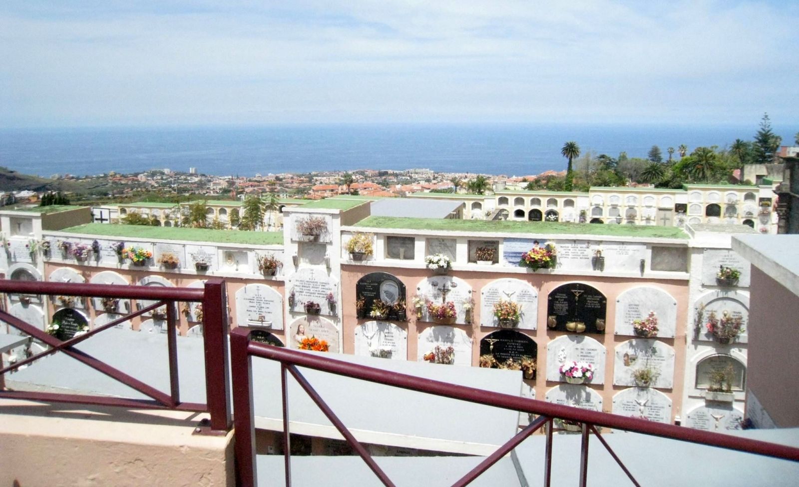 Многоэтажное кладбище на Тенерифе, Канарские острова, Испания. Фото: Людмила Крылова / Ракурс
