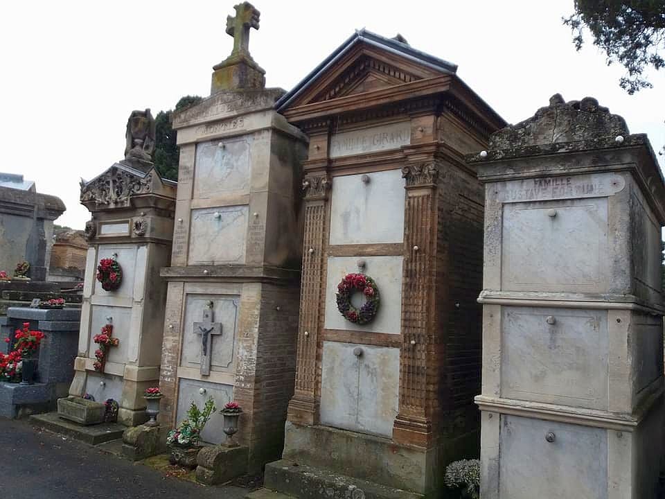 Сімейні склепи на кладовищі в Тулузі, Франція. Фото: Людмила Крилова / Ракурс