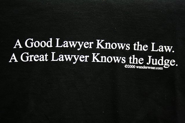 «Хороший адвокат знает закон. Великолепный адвокат знает судью». Фото: kardsunlimited / flickr.com