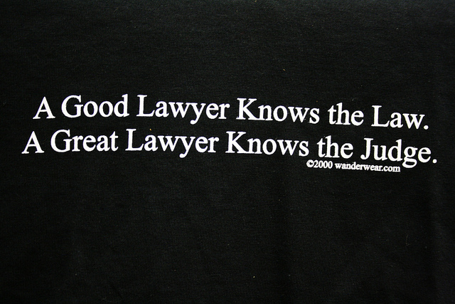 «Хороший адвокат знає закон. Чудовий адвокат знає суддю». Фото: kardsunlimited / flickr.com