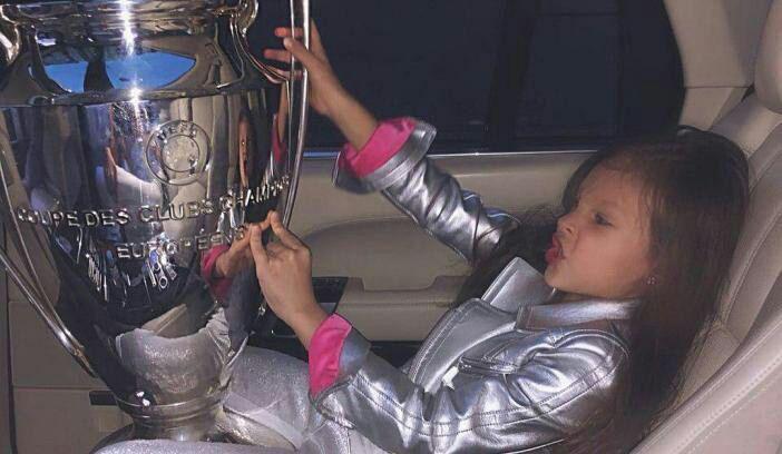 Скандальная фотография дочери гражданской жены Андрея Павелко с трофеем ЛЧ. Фото: Спортарена