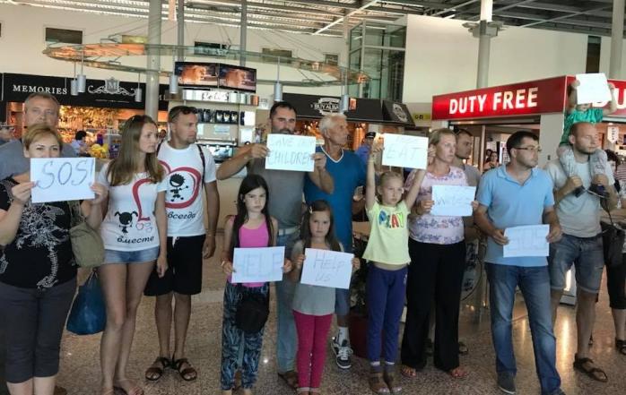 Украинские туристы двое суток просидели в аэропорту Тираны, Албания. Фото: Ростислав Артеменко / Facebook