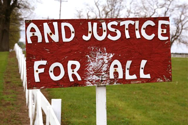 «И правосудие для всех». Фото: Steven Depolo / flickr.com