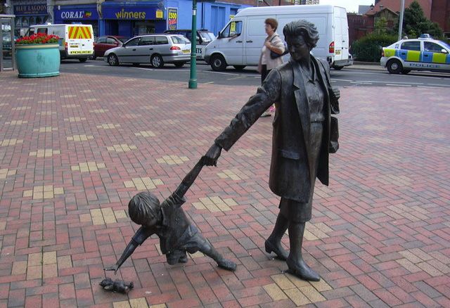 Скульптура «Бабуся з дитиною» в м. Блекберн, Велика Британія. Фото: geograph.org.uk